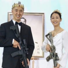 文亨進氏とその妻　李 妍雅氏が拳銃を持っている